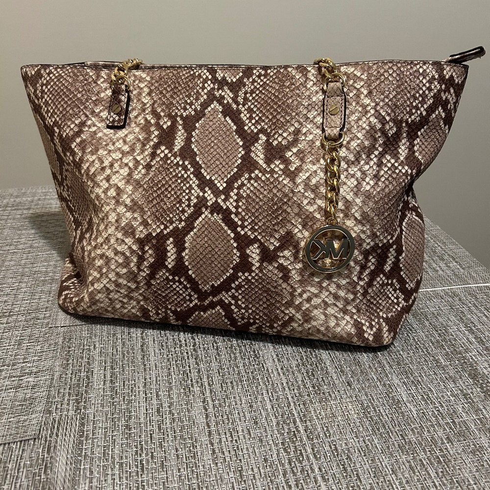 #michaelkors #mkbag #totebag #snakeskinbag #designerbag #luxurystyle #authentic